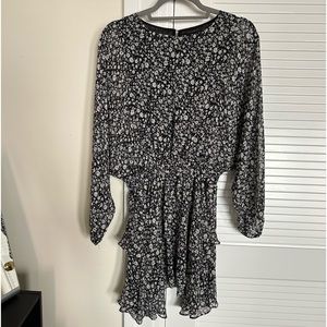 Storia Navy Long Sleeve Flowy Backless Mini Dress